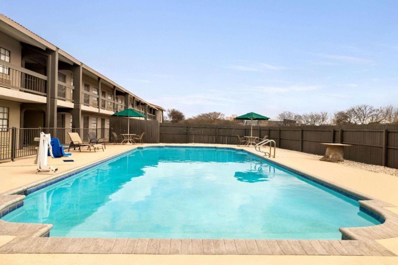 La Quinta Inn By Wyndham Ih-10 West San Antonio Tx Exterior photo